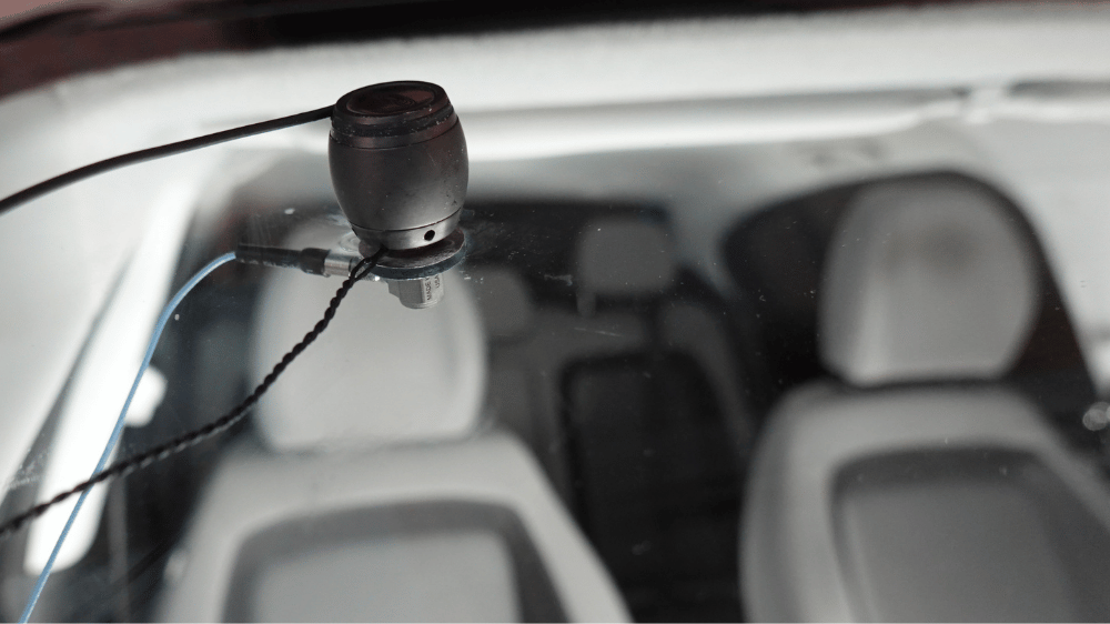 Qlws self-aligning shaker setup for repeatable excitation in limited space