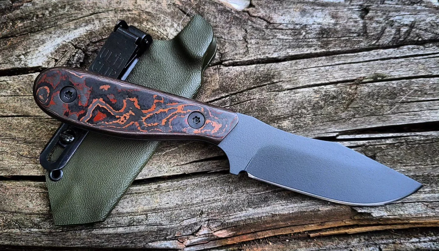 80crv2
Sniper grey cerakote
@camocarbon "Island Dirt"
@makermaterialsupply hardware
Kydex
@ulticlip 

#knife #knifemaker #edc #blade #blades #edcknife #bushcraft #knifelife #handmade #edcgear #bladehq #maker #knifemaking #homemade #diy #kni