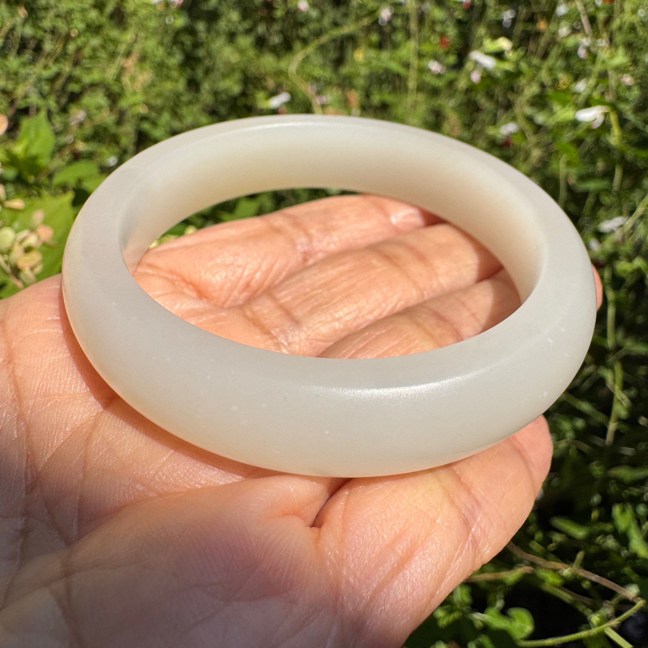 Natural light shooting of Xinjiang white nephrite jade bangle bracelet