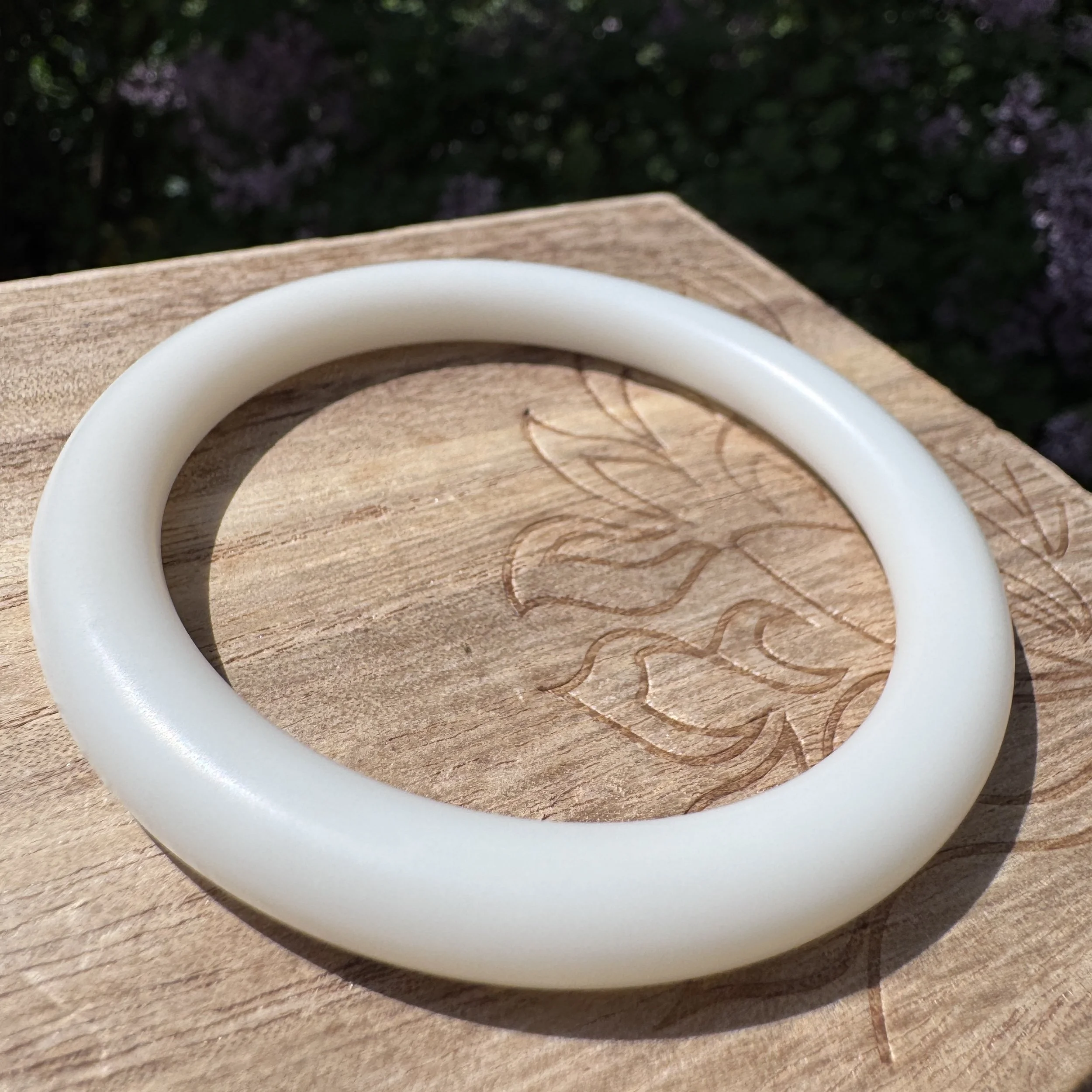 Chinese white nephrite bangle bracelet (54.6mm)- Ivory white