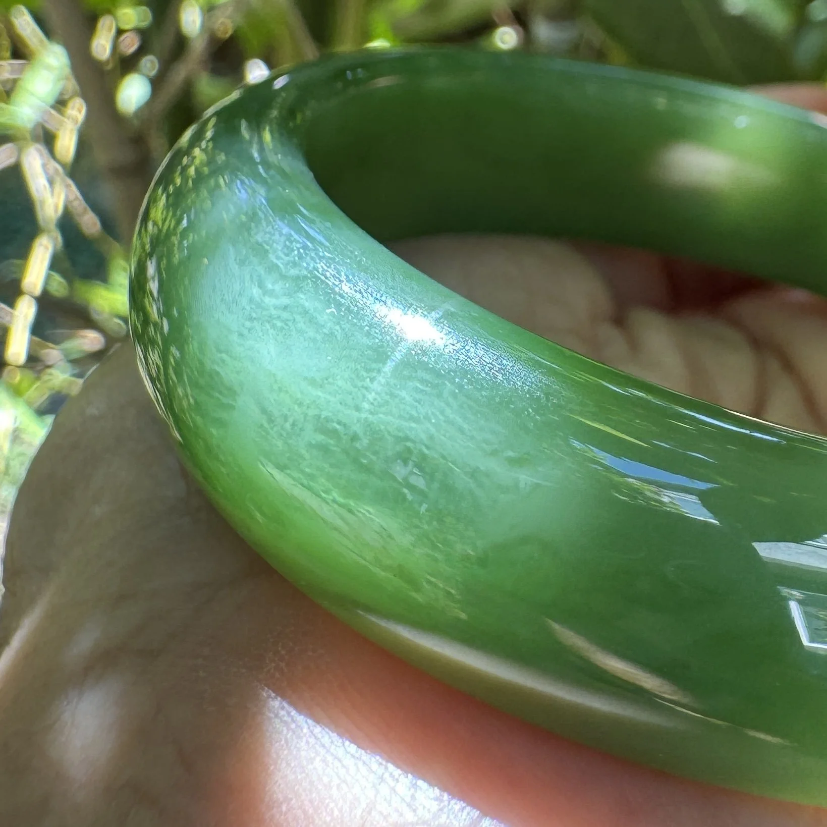 Top grade Hetian green nephrite jade with chatoyancy