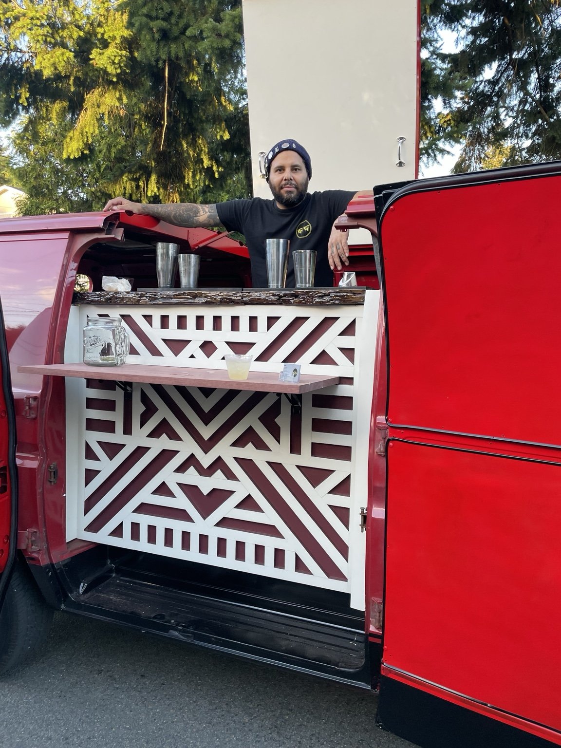 Washington Bar Van — A red mobile cocktail bar with a distinctive service counter, available for Washington celebrations.