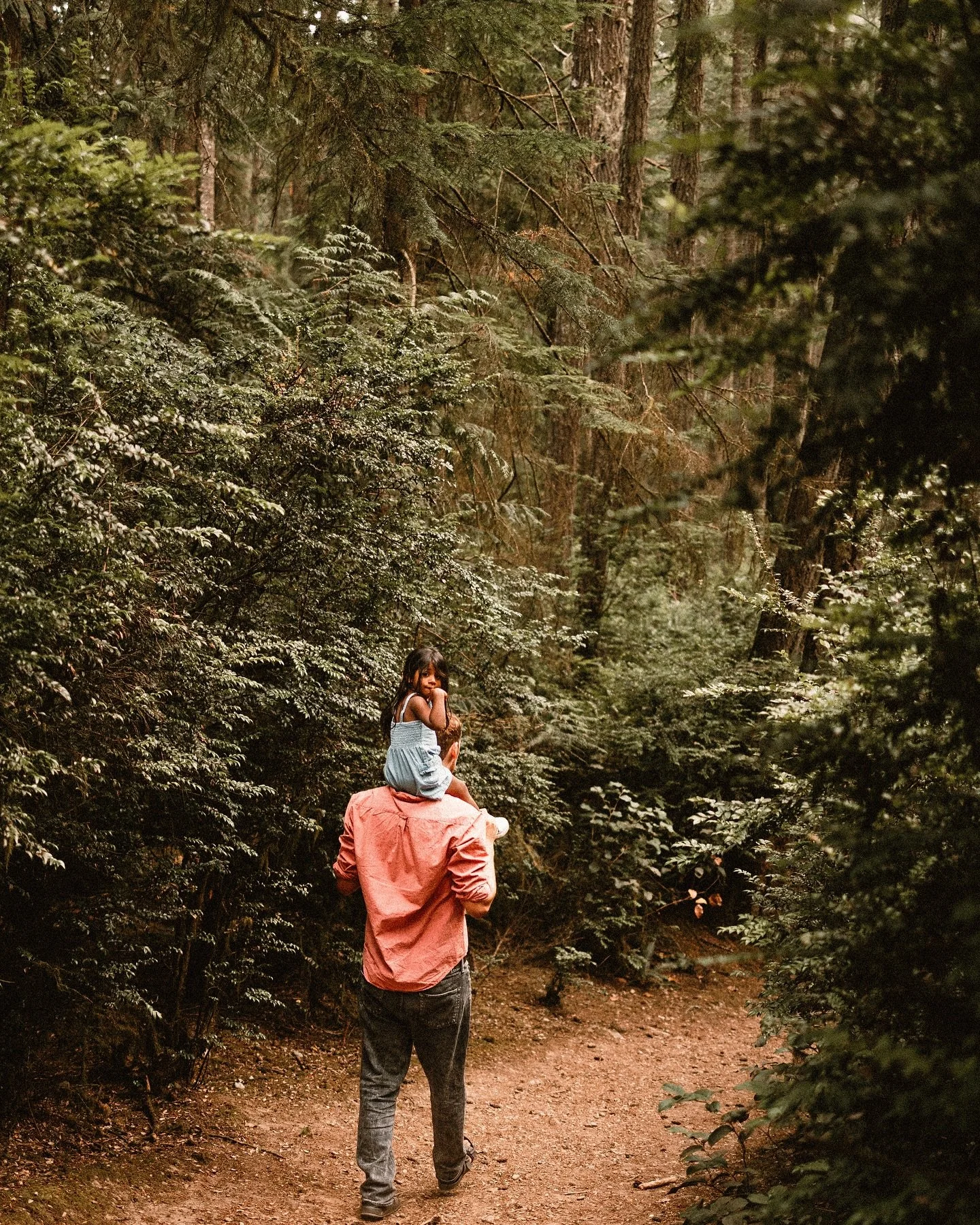 ☀️ Throwback to golden summer days in the PNW.
This sweet family flew in all the way from Israel to spend time with their dear friends and I had the honor of capturing them together with their beautiful daughter. A story of connection, friendship, a