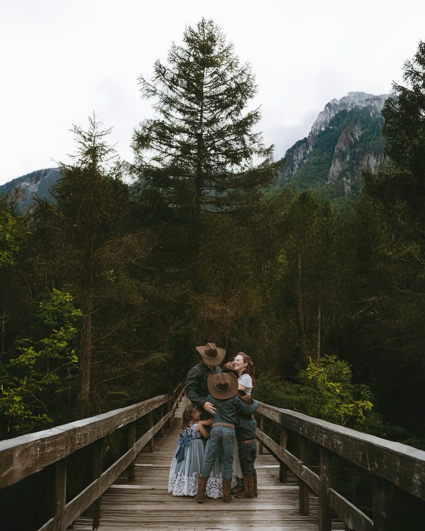 Freezing temps.
One bridge.
Five kids who absolutely showed up.

Proof you don&rsquo;t need perfect conditions&hellip;just love that&rsquo;s louder than the cold. ✨

#BeltonTXPhotographer
#KilleenTXPhotographer
#CentralTexasPhotographer
#BeltonFamily