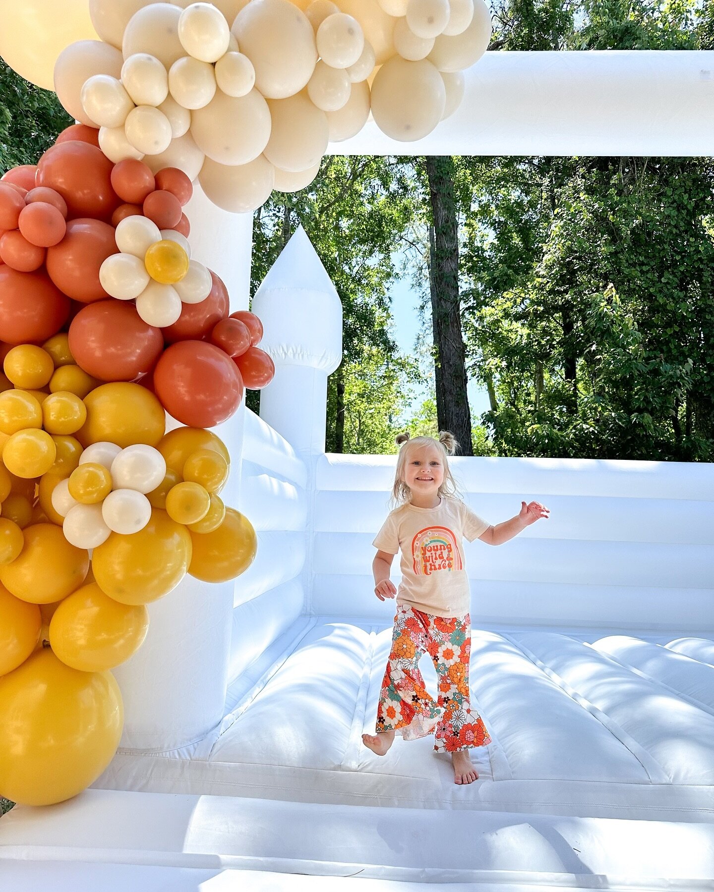 Backyard Bash had a BUSY Saturday, but ended our set-ups with a very special one for Josie&rsquo;s Third Birthday party. We love you! 🤍✨🌼 shoutout to @balloonbashorl for the CUTEST balloon garland