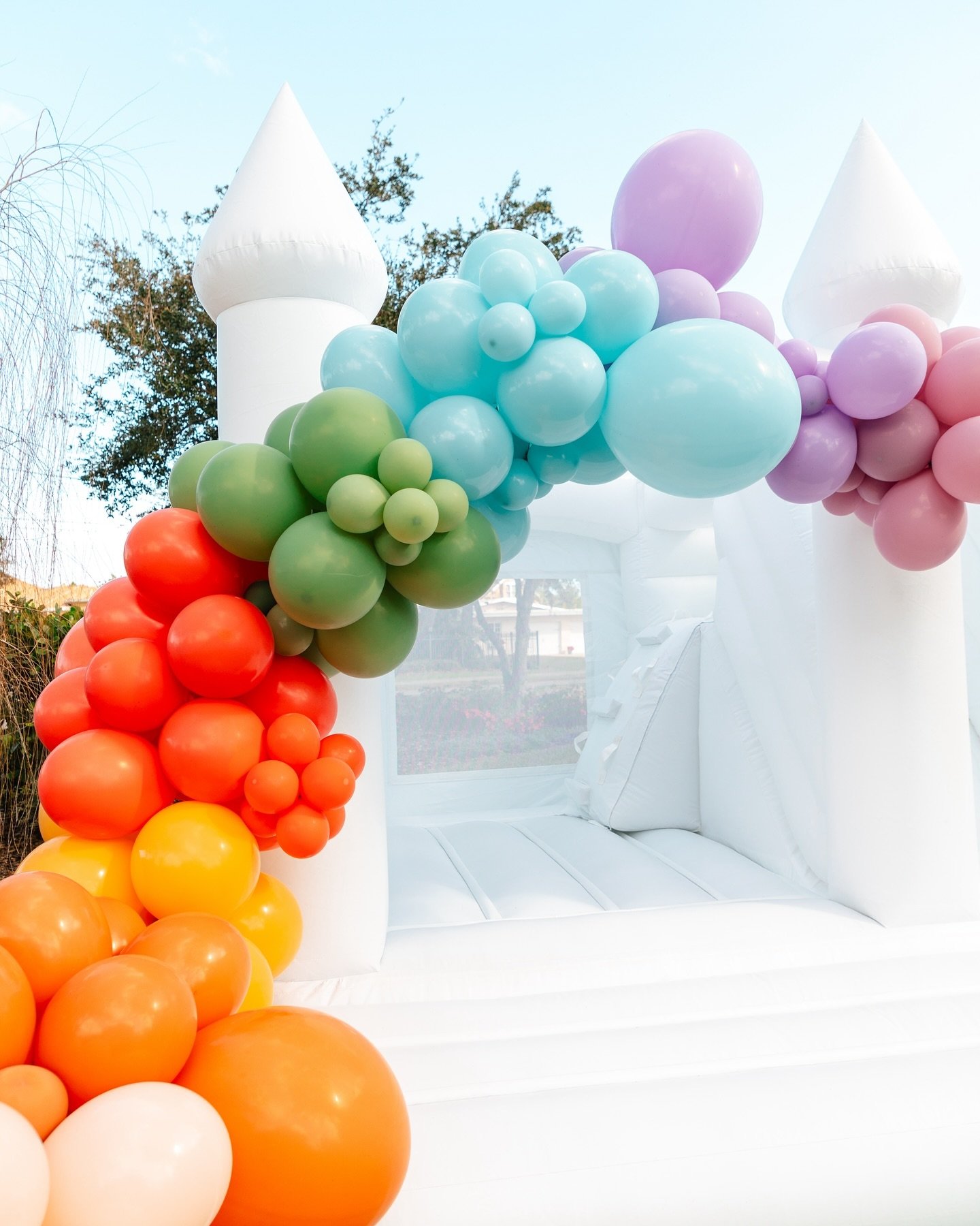 Adding a little color to your feed on the Friday Eve 🥳✨ this has been our favorite balloon garland color combo so far, and it accented our white bounce house perfectly 😍