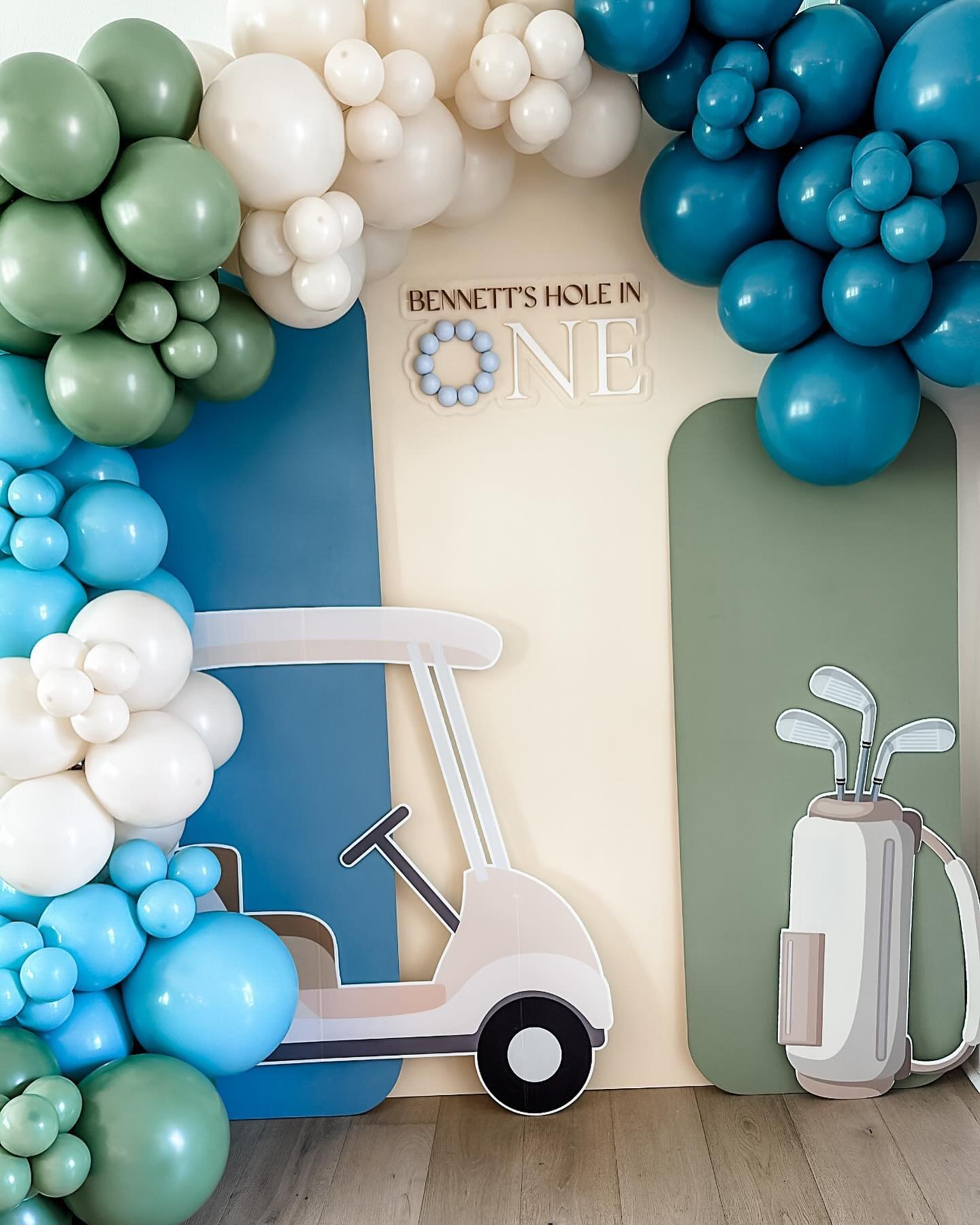 We LOVE a good theme. This mama went all out of her boy&rsquo;s First Birthday ⛳️🤍 swipe to see all the amazing details she incorporated. We teamed up with @balloonbashorl  for the balloon garland, and added a little fun to the party with our Bubble