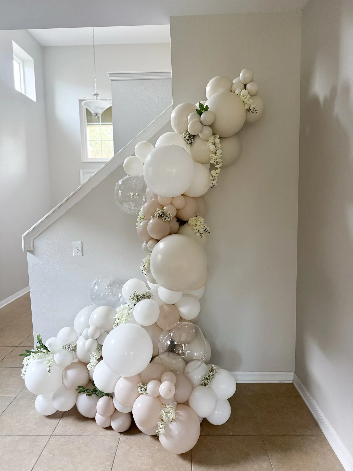 Sometimes all you need is the balloons ✨ Our freestanding organic garlands give you the same beautiful, full look as a backdrop&mdash;just in a simpler, more flexible way