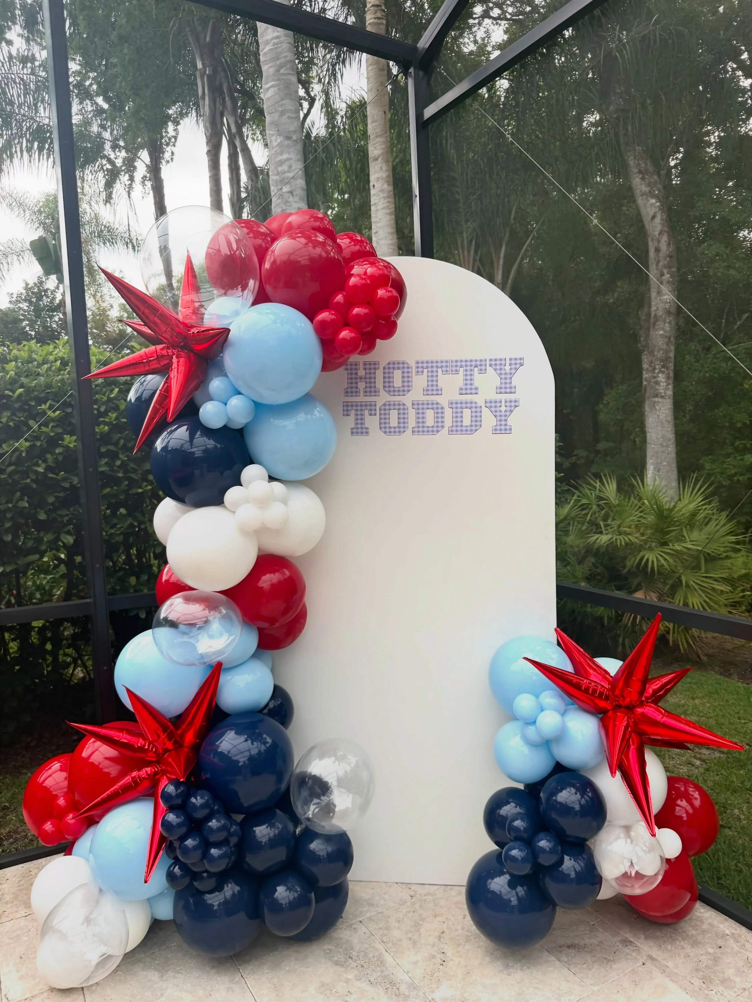 Catching up with some more grad week pictures! I LOVED this one 😍 #olemiss #hottytoddy #balloons #orlandoballoons