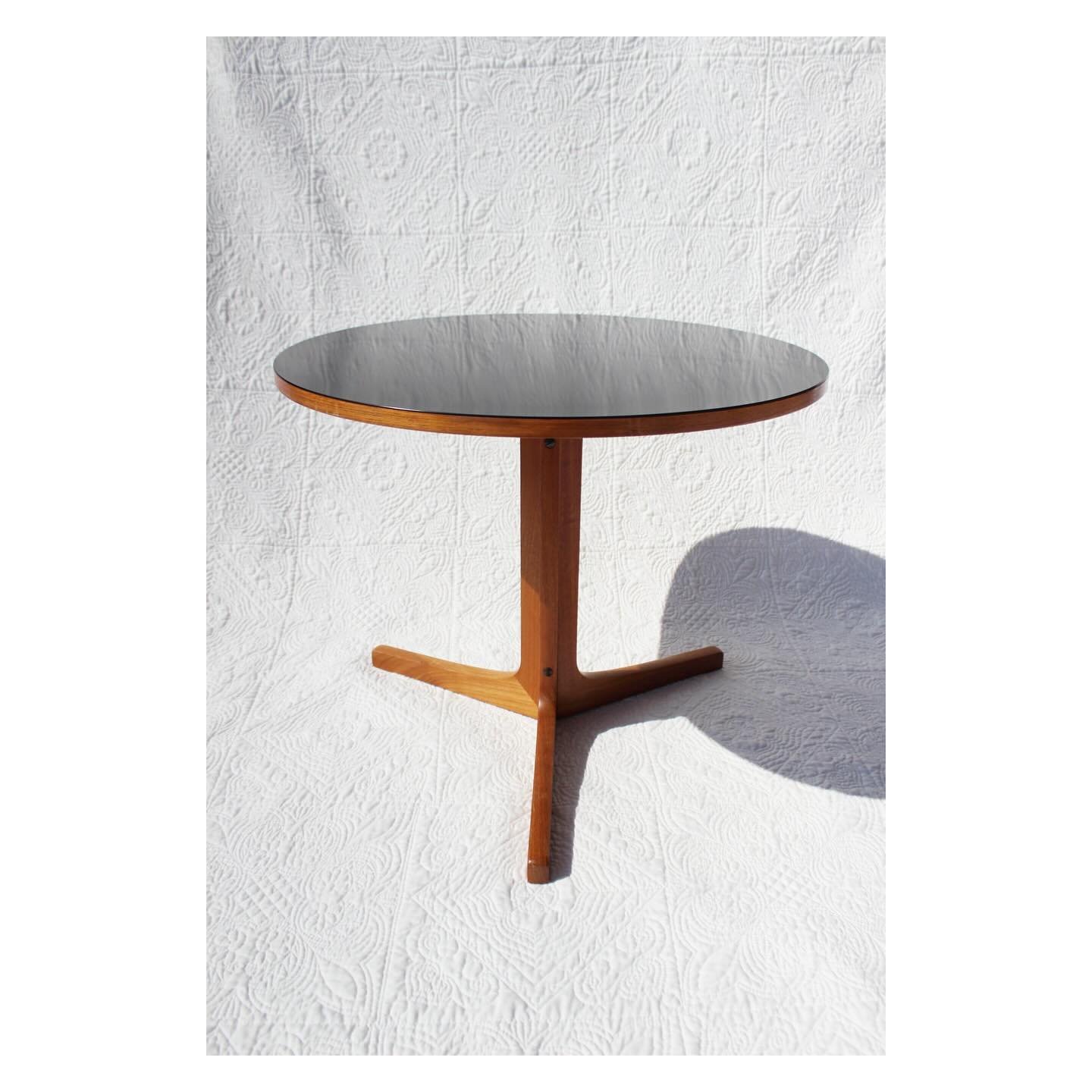 Danish MCM Teak Side Table, by Hans C. Andersen

$750.00
23&rdquo; Dia. x 19&rdquo; H

Teak Wood Base, Black Top