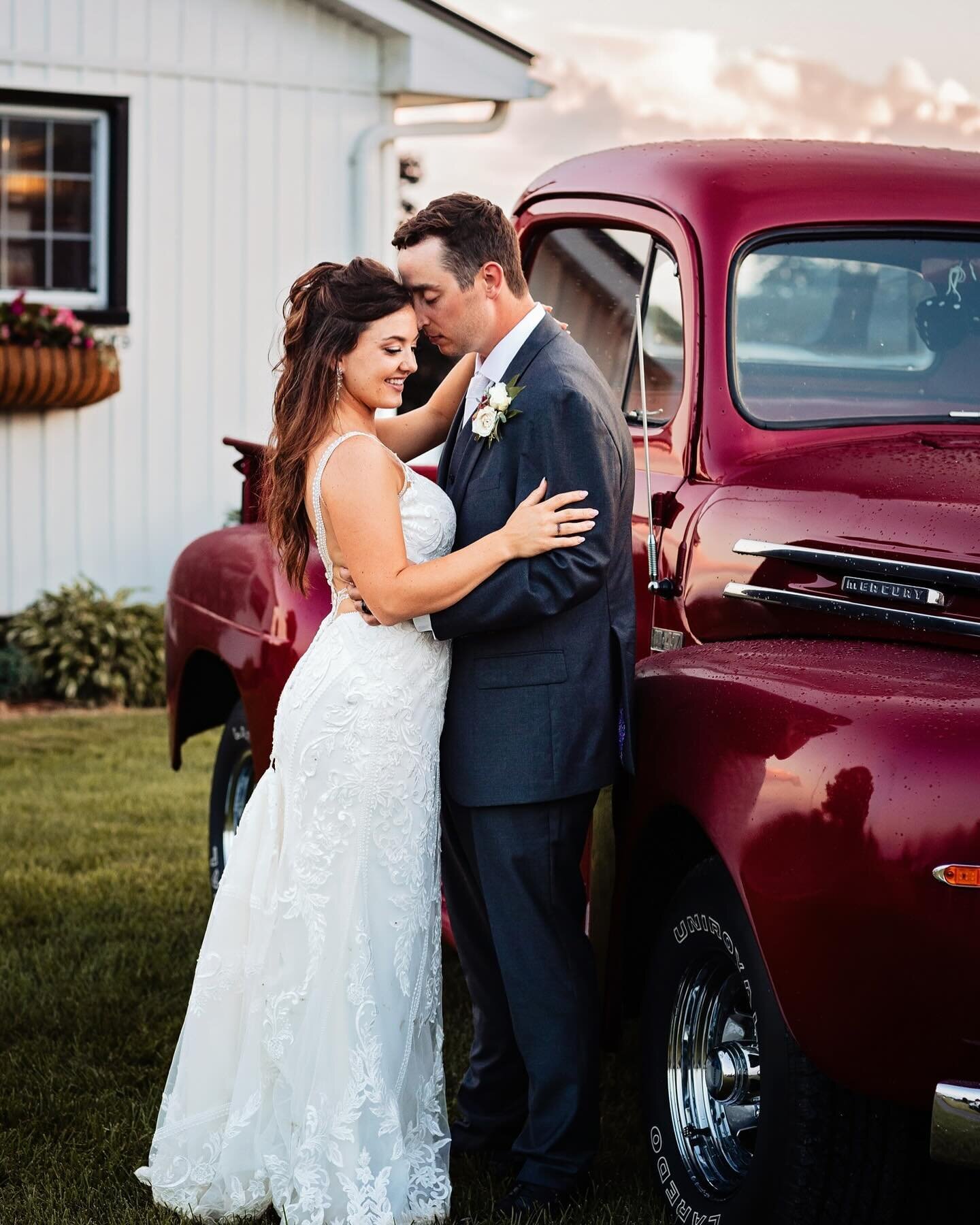 New Blog Post Alert! ✨ Step into a dreamy wedding on a dairy farm in Hastings, where love meets rustic charm! Check out our latest post for all the gorgeous details and swoon-worthy moments. Link in bio!