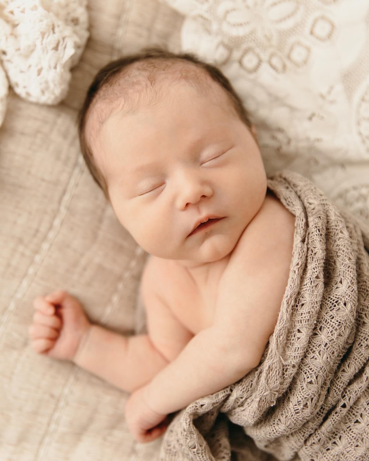 Squishy little newborns make my heart happy 🤍
.
.
#newbornphotographer #kawarthalakesphotographer #babies #treasuringlittlemoments #theeverydayportrait #theheartcaptured #kawarthalakesphotographer #storytelling #storyteller #capturethemoment #magico