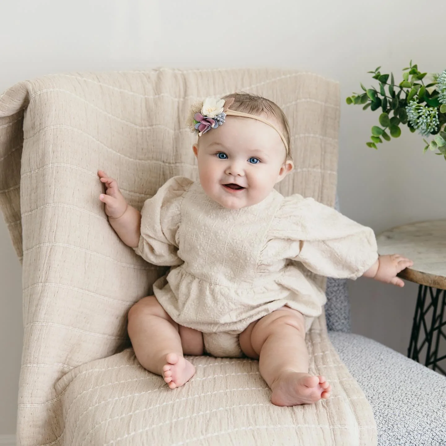 Capturing these little ones as they grow! ✨
Little Miss Ellie came to the studio for her milestone session, and her bright blue eyes and adorable smile completely stole my heart. At this age, every expression, every curious look, and every tiny gestu
