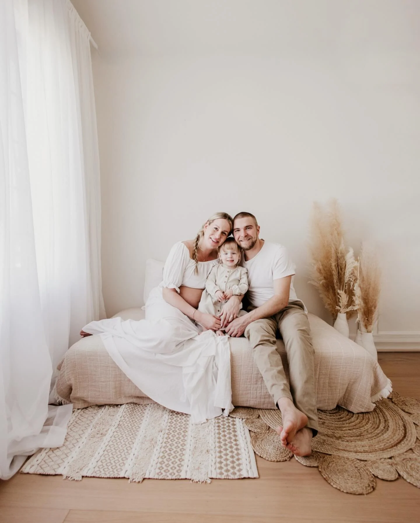 Studio maternity sessions will always have my heart. They&rsquo;re warm, relaxed, and timeless&mdash;designed to freeze a fleeting chapter that passes far too quickly. This one was full of love, softness, and so much anticipation, and I&rsquo;m so ho