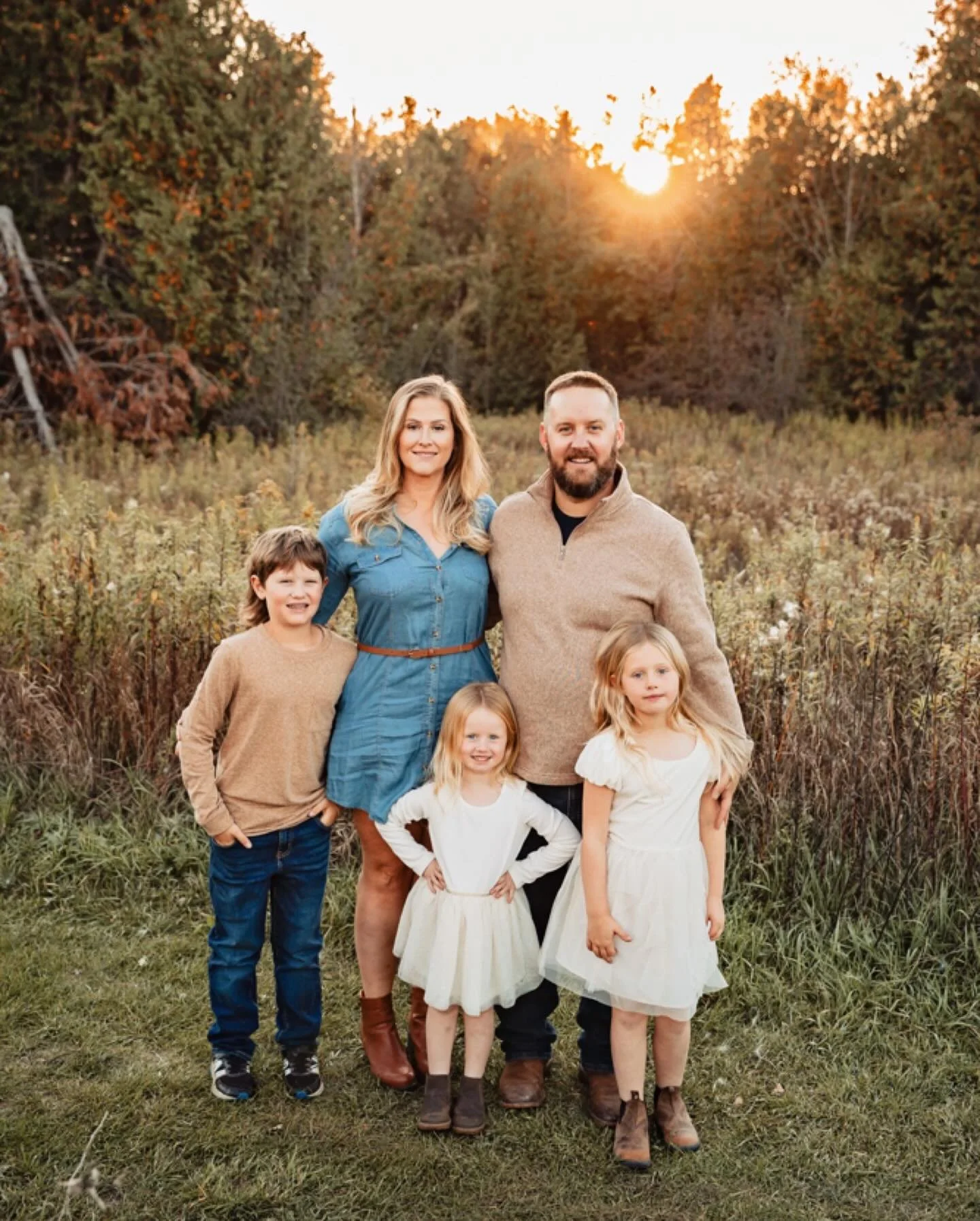Golden hour, soft light, and the people who matter most 🤍

There&rsquo;s just nothing quite like outdoor family sessions at sunset &mdash; the way the light wraps around you, the warmth, the movement, the in-between moments that feel like real life.