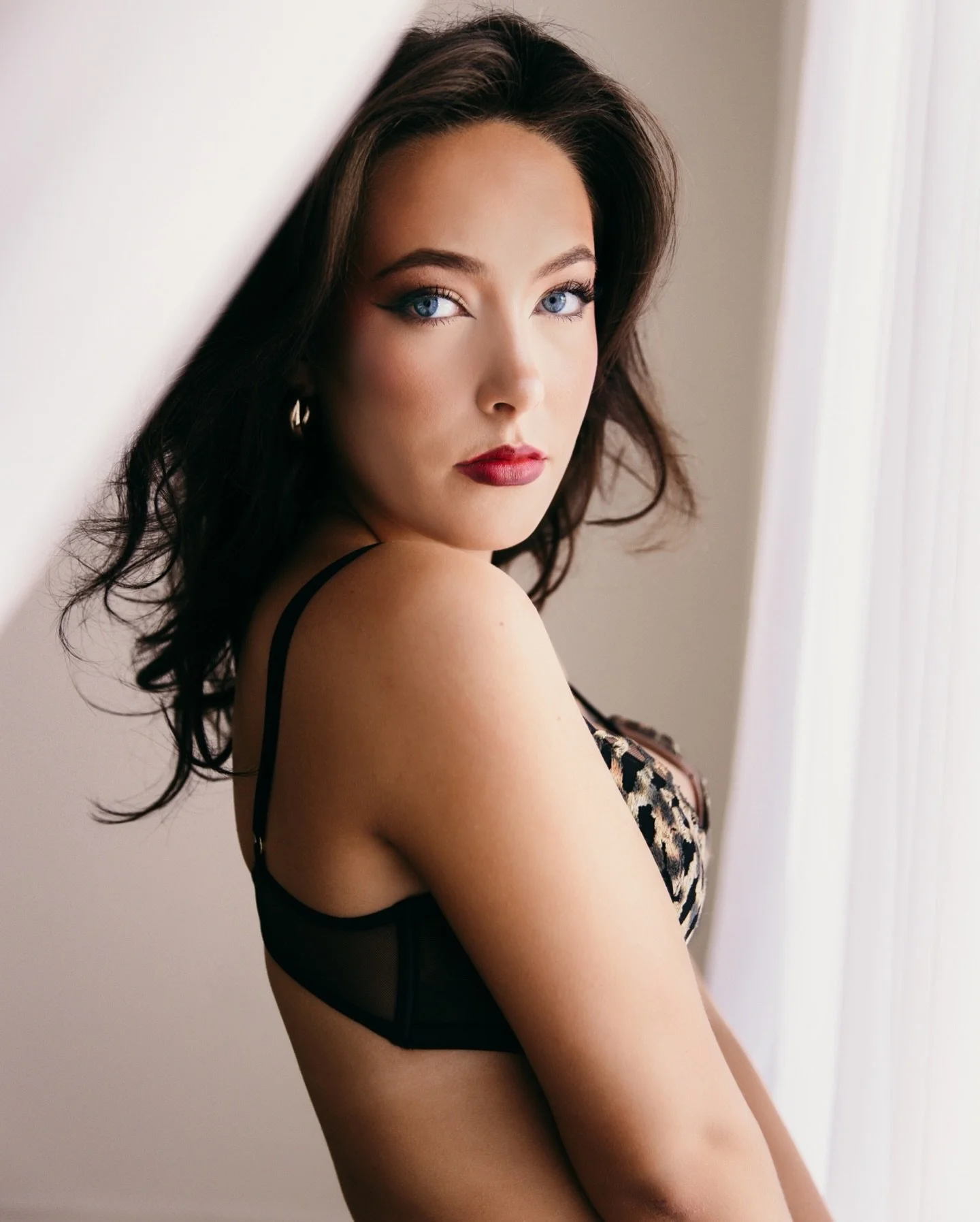 From the moment she stepped in, she brought confidence, creativity, and serious talent with her.

Not only is she absolutely stunning in front of the camera, but she&rsquo;s also the artist behind that flawless makeup 😍&mdash;and it shows. 

Obsesse