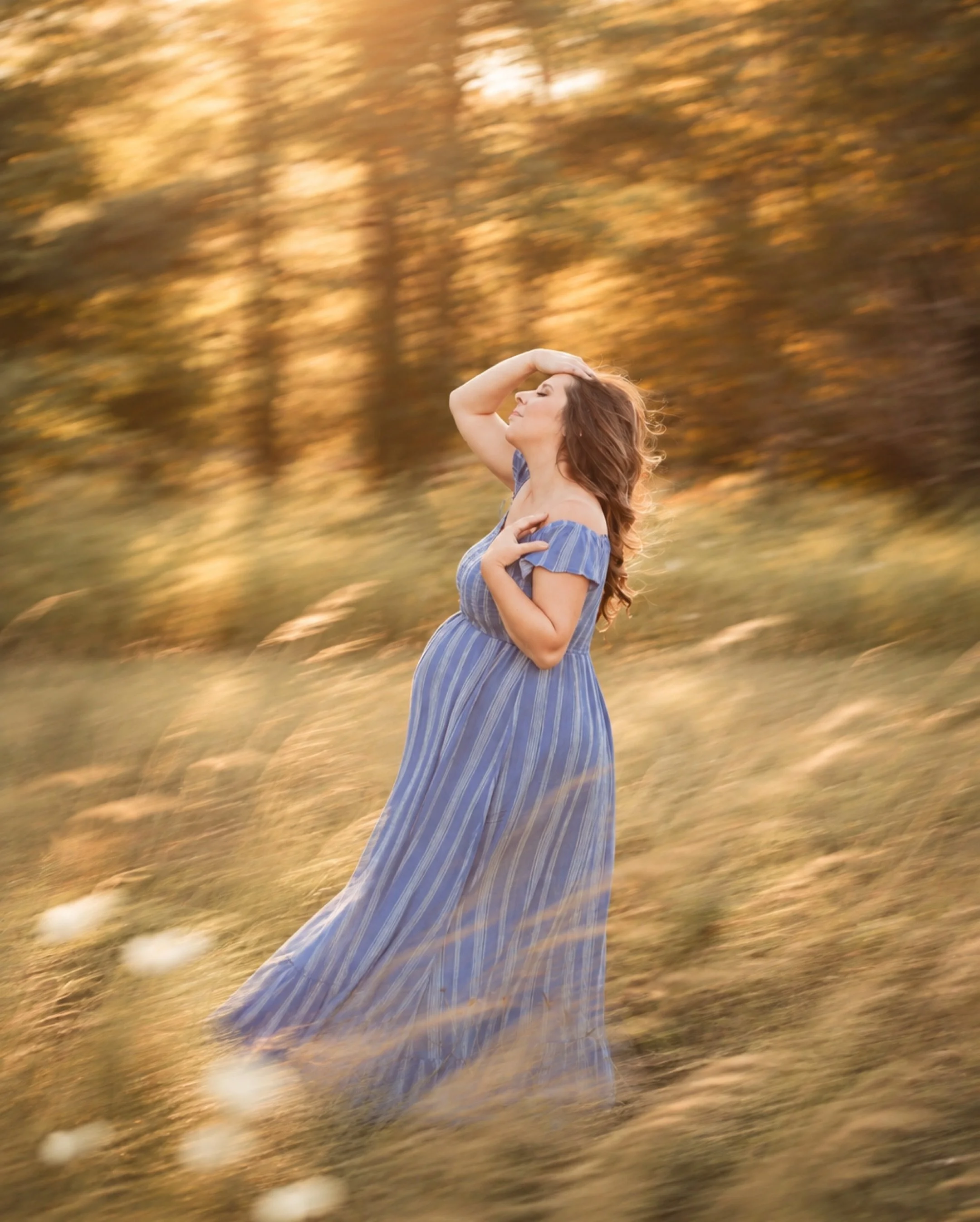 Late summer light just hits differently. ✨

The softest field, the warmest evening, and the most beautiful golden sunlight wrapping around this mama as she waits to meet her little one. 

Holding onto the last little bit of summer magic. 🤍 

#Matern