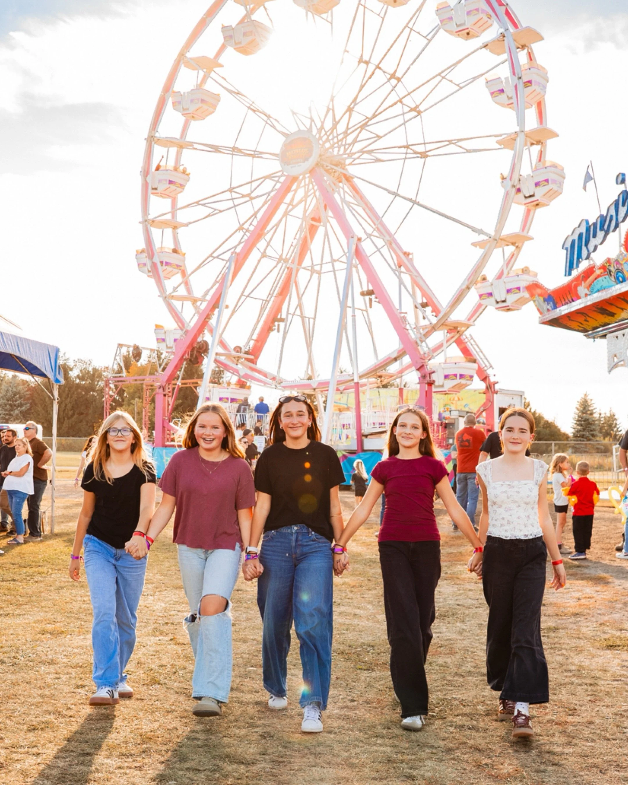 Watching your kids grow up really is so bittersweet. 🥹🤍

Last night I took Avery and her little girl posse to the fall fair for a night of rides, laughs, treats and all the fun! 🎡🍂 Of course, I had to bring my camera along and sneak in a little p