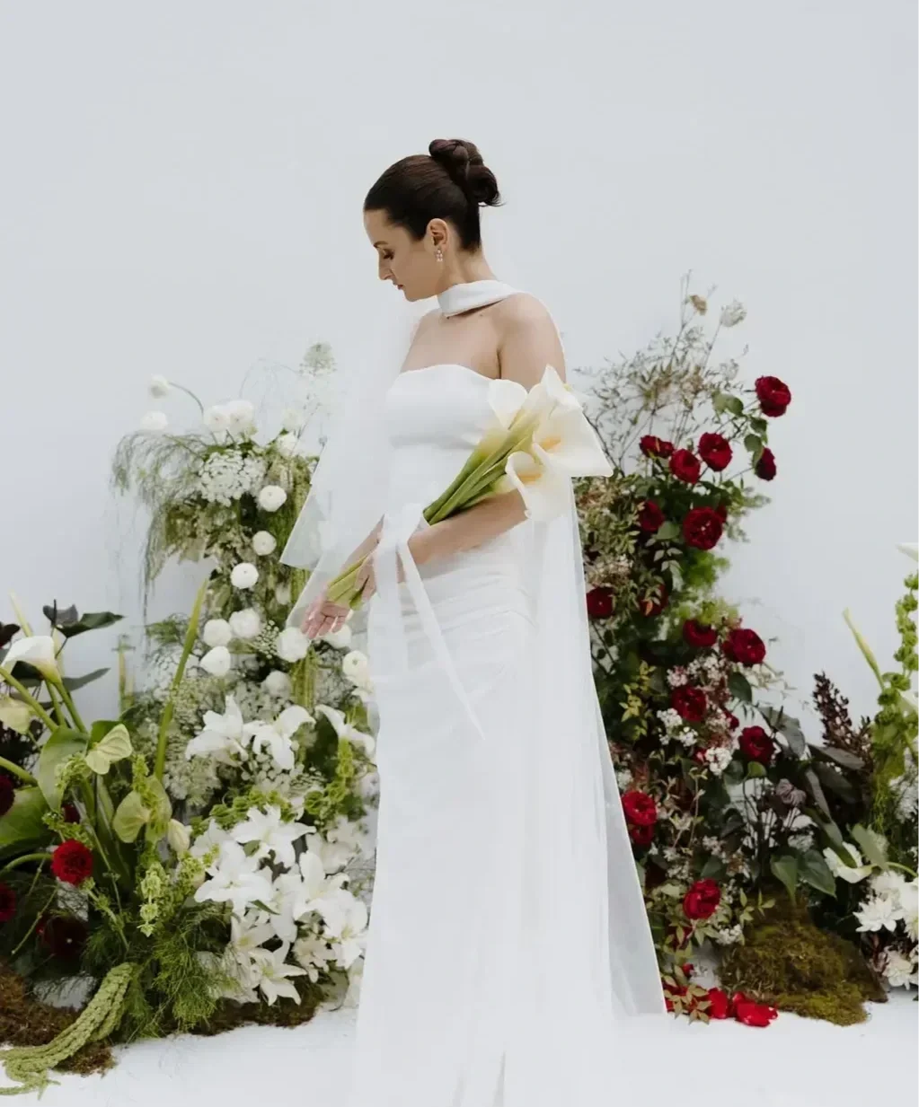 Bride holding Arum lily bouquet at modern minimalist Brisbane wedding by Garden Graffiti