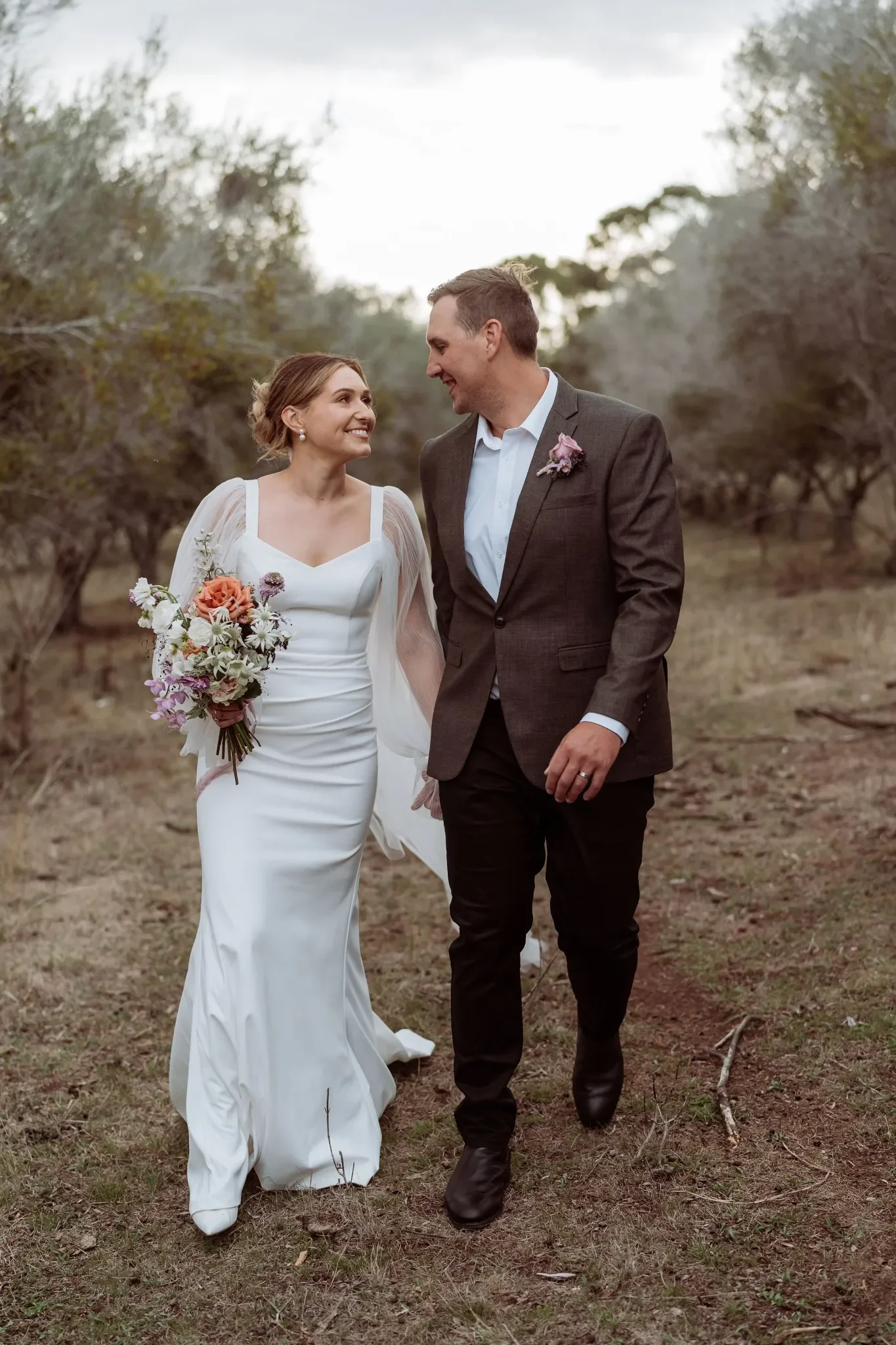 newlywed couple with bridal bouquet at Bunnyconnellen Toowoomba wedding