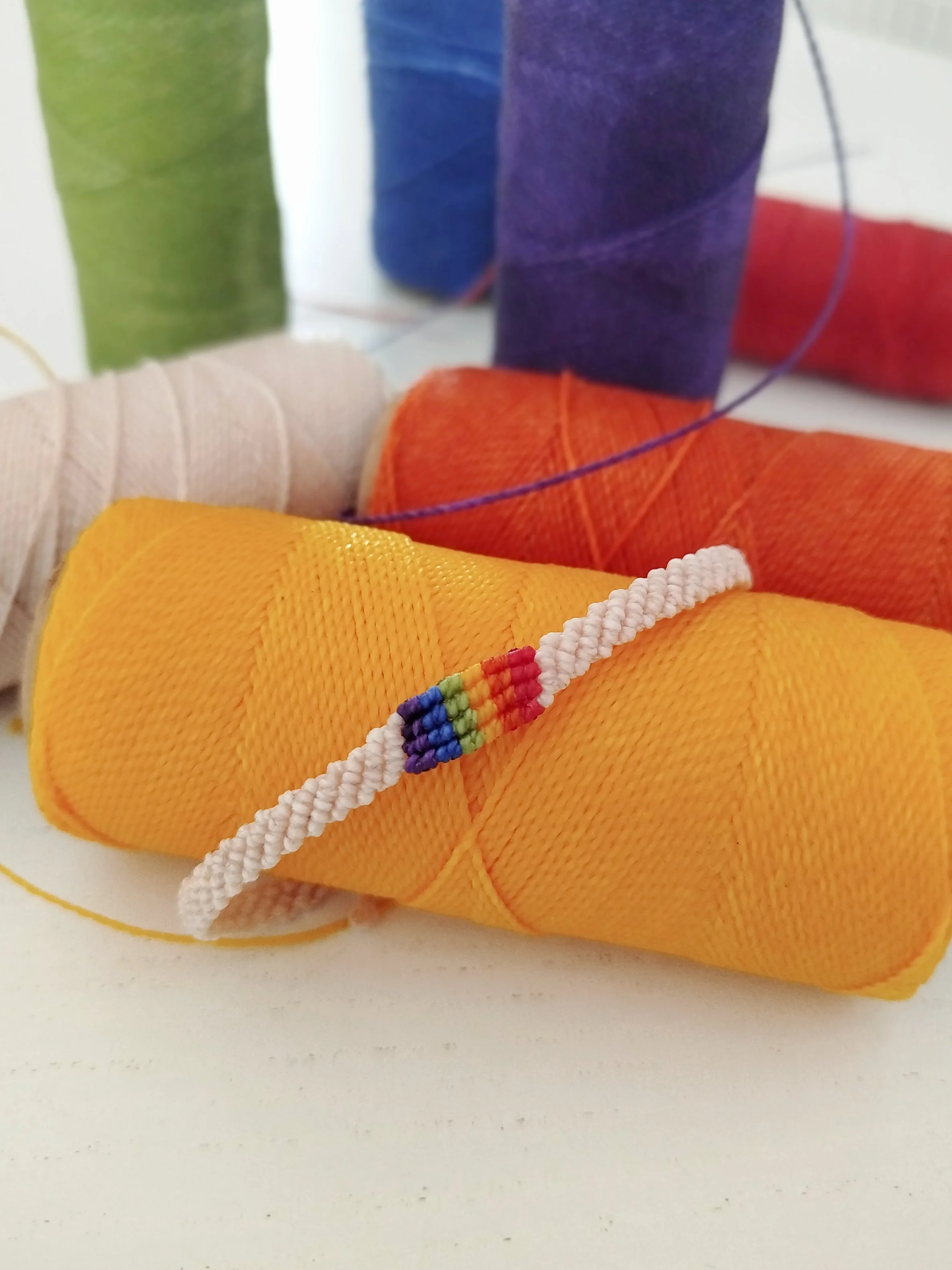 micromacramé bracelet mixte Arc en ciel.jpg