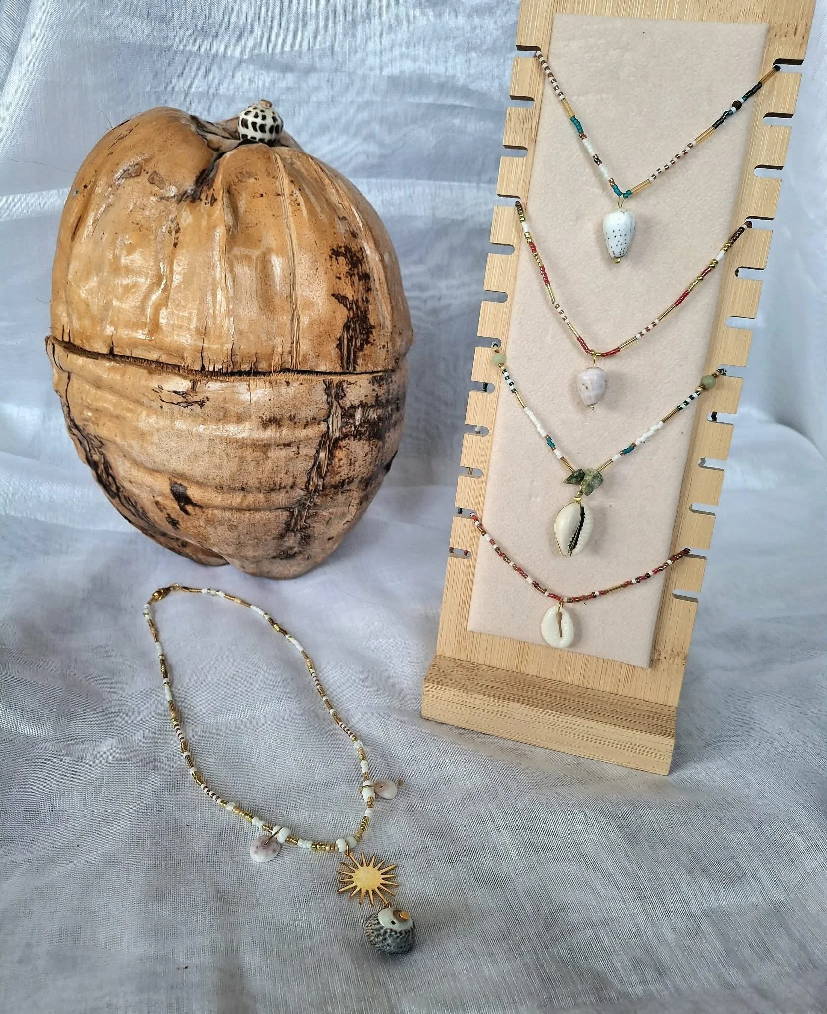 Perrine - création collier coquillage - 20 mai.jpg