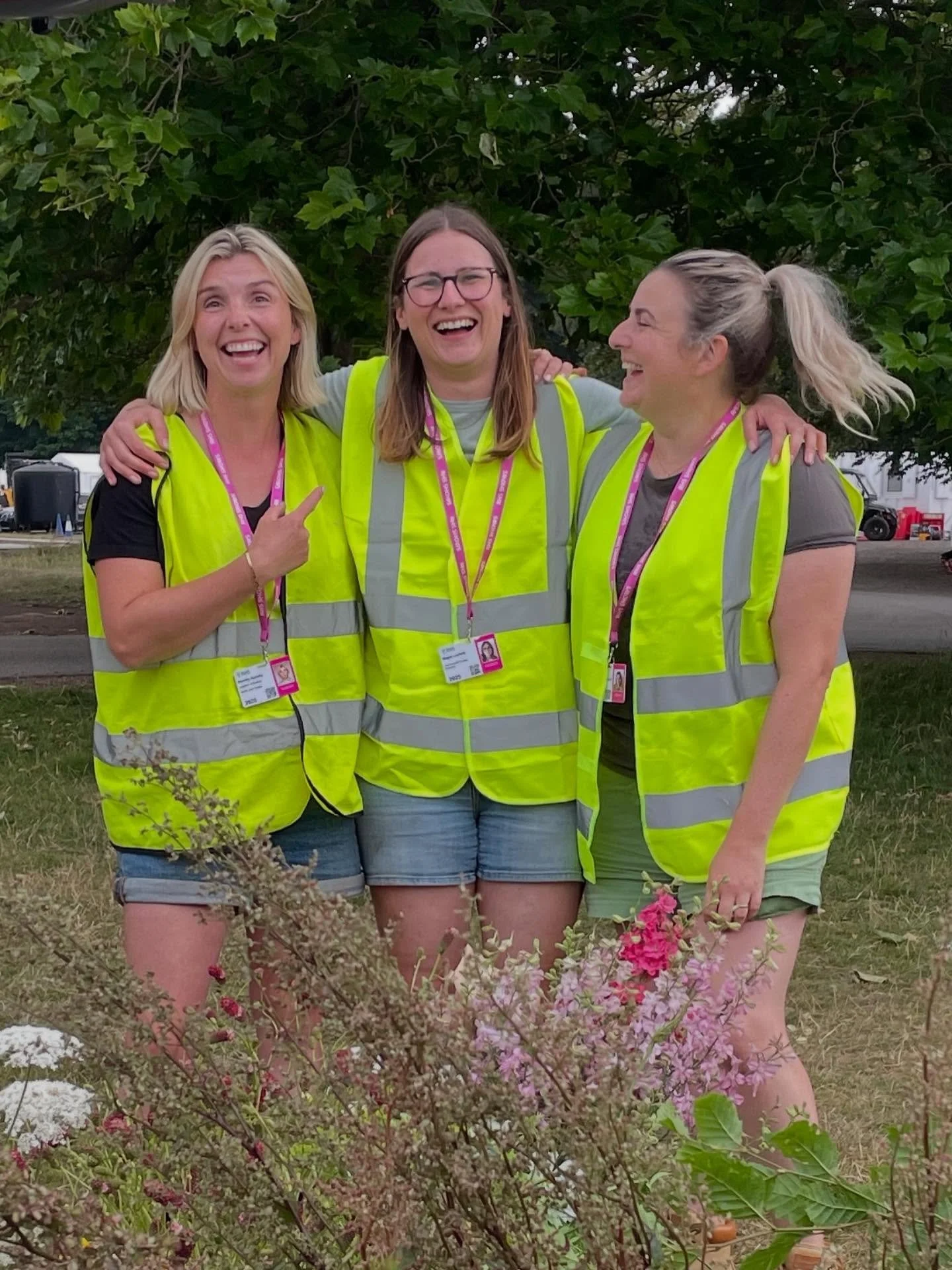 .
Here&rsquo;s today&rsquo;s top team @the_rhs Wentworth Woodhouse Flower Show in Yorkshire. 
Dot @field216flowers brought us a van load of fabulous flowers and Vicky and Megan @greystoneflowers worked all day long arranging them. 
Extra help from Ho