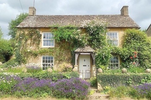 Project number 6 on our books is a stunning little Cotswold cottage, nestled in a picturesque village in the heart of bucolic England. A complete refurbishment of the main areas of the house and a curated scheme of inherited heirlooms from a large Ma
