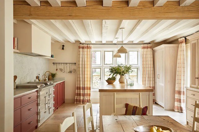 Inspiration for our new Cotswolds project abounds. There is something so quintessentially British about this charming aesthetic. The beauty of a house informed by its impeccable provenance. #britishinteriors #cotswoldstyle #cotswoldinteriors #georgia