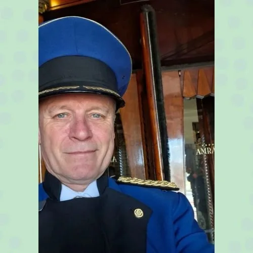 Werken in de hospitality na je pensioen: hoe Robert portier werd bij Grand Hotel Amrâth