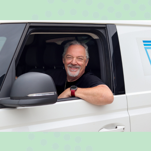 Chauffeur na pensioen: Cor (67) en Henk (68) weer onderweg bij cupstack