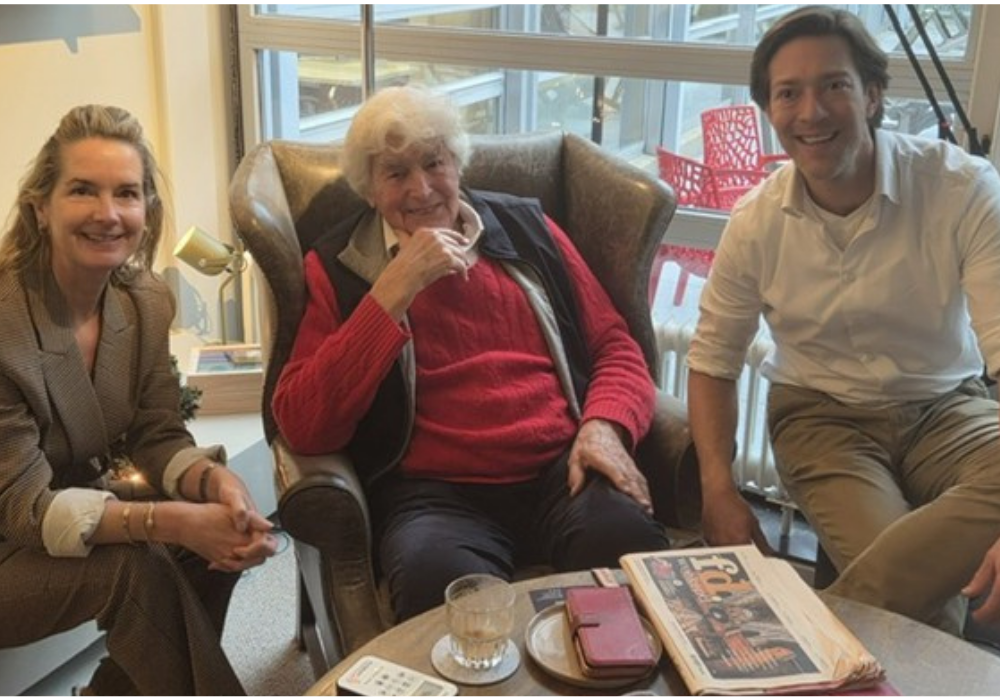 2 collega's van ZilverWerkt met doorwerker lachend op de foto.