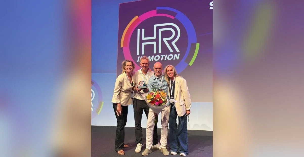 Vier teamleden van ZilverWerkt nemen op het podium van HR in Motion de HR Changemaker Award 2026 in ontvangst in de categorie Toekomst van werk & capaciteit.