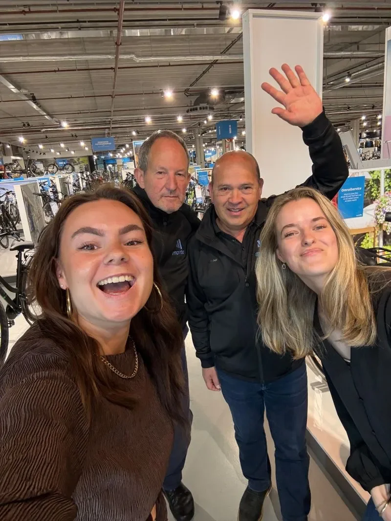 Maisy en Lotte van het ZilverWerkt marketingteam maken een selfie met ZilverWerkers Eelco en Victor in de Mantel Megastore in Utrecht.