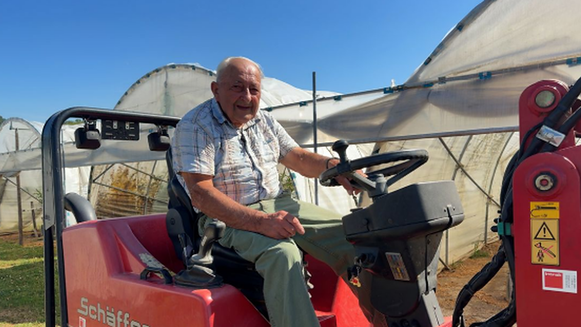 Een ervaren vakman werkt op leeftijd nog dagelijks mee op de kwekerij, als voorbeeld van doorwerken na pensioen.