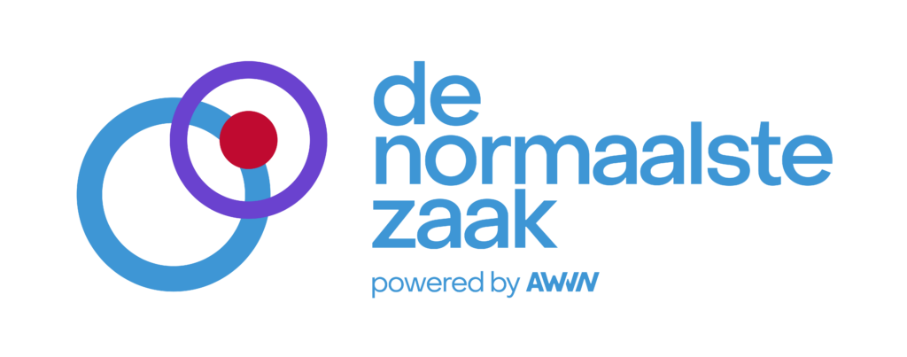 Logo ‘de normaalste zaak, powered by AWWN' in de kleuren hemelsblauw, paars en rood.