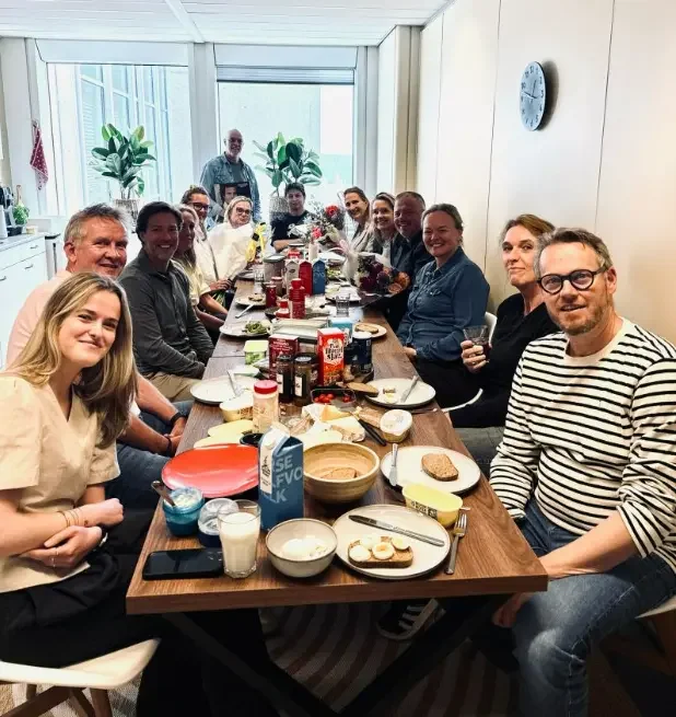 Het ZilverWerkt team aan de lunchtafel verwelkomt drie nieuwe collega's op kantoor in Amstelveen.
