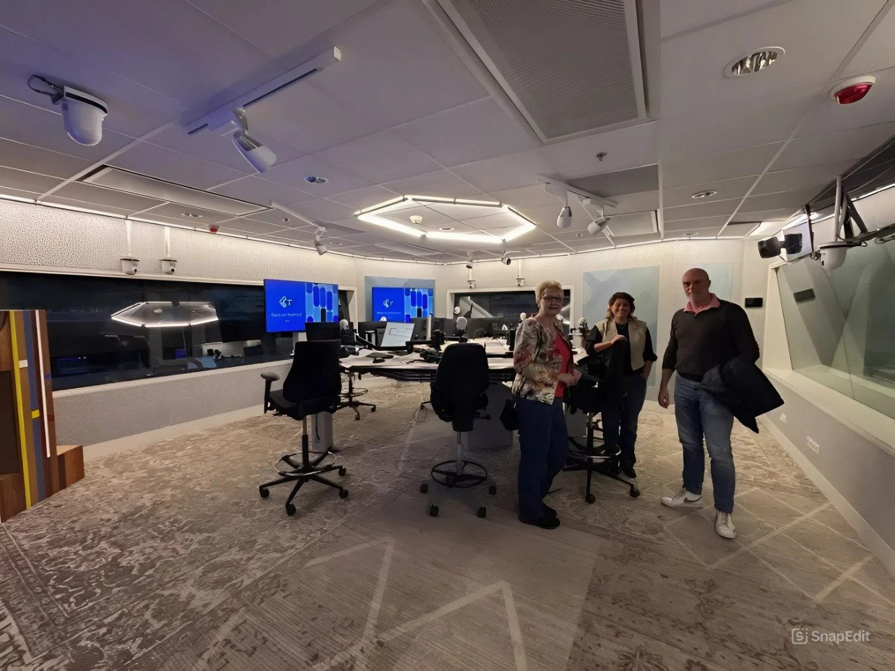 Mark van der Stok van ZilverWerkt met Corrie van Brenk en Hella Hueck in de NPO Radio 1 studio