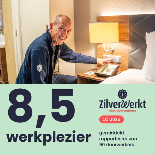 Een ZilverWerker aan het werk in een hotelkamer. Gemiddeld geven doorwerkers hun werkplezier een 8,5 (tevredenheidsonderzoek Q3 2026, 90 doorwerkers)
