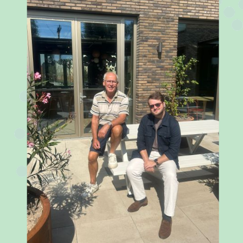 Huismeester Herman en property manager Stefan van Growe op de binnenplaats van wooncomplex 1828 in Gouda