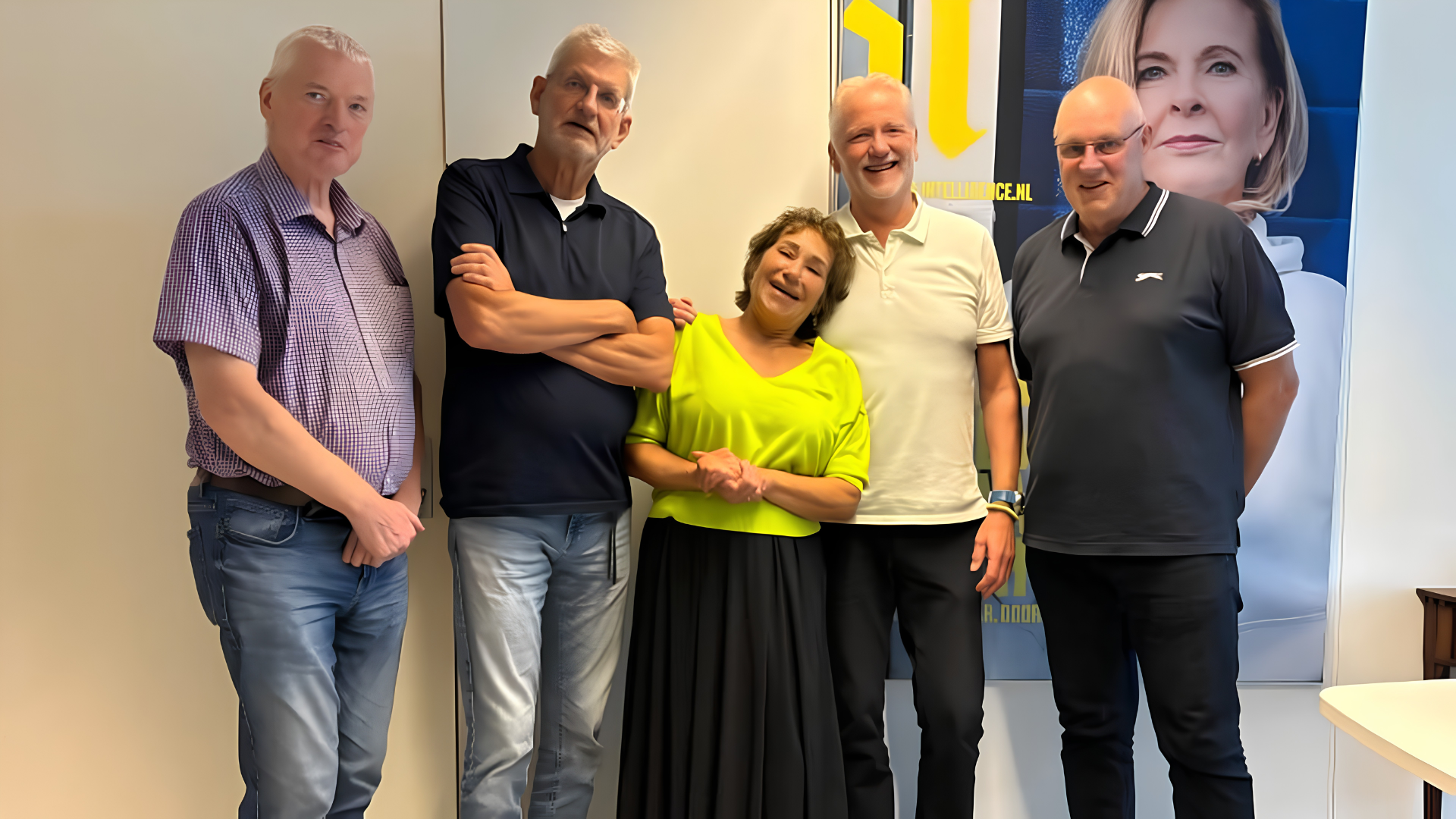 Vijf gepensioneerde professionals van ZilverWerkt samen op kantoor in Amstelveen, doorwerkers die wekelijks aan het werk zijn.