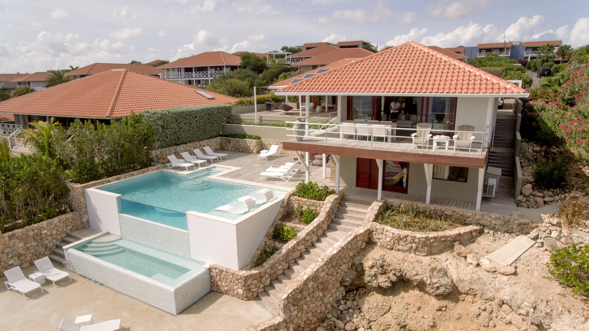 This is Villa Private Beach with the exciting swimmingpool. Are you interested to rent this villa for a holiday, please inform at : info@beachvillascuracao.com

#curacao #korsou #dushi #janthiel #janthielbeach #caribbean #luxeryholiday #bocagentil