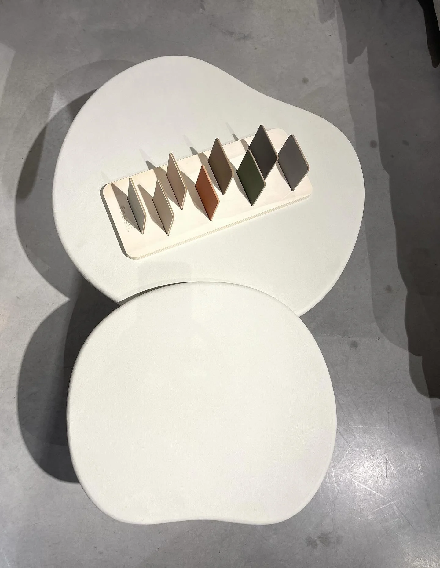 TABLES EN MORTEX SUR MESURE 
Le Mortex, c’est la rencontre entre la solidité du béton et l’élégance du geste artisanal et pour donner à vos intérieurs une empreinte brute et contemporaine…