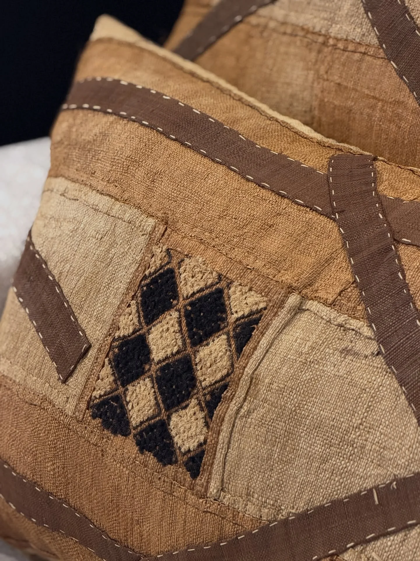 KUBA n&rsquo;est pas un tissu. 
C&rsquo;est une histoire.
N&eacute; au XVIIᵉ si&egrave;cle en R&eacute;publique d&eacute;mocratique du Congo, le tissu Kuba est un patrimoine textile majeur et un symbole fort de l&rsquo;identit&eacute; africaine.

Ave