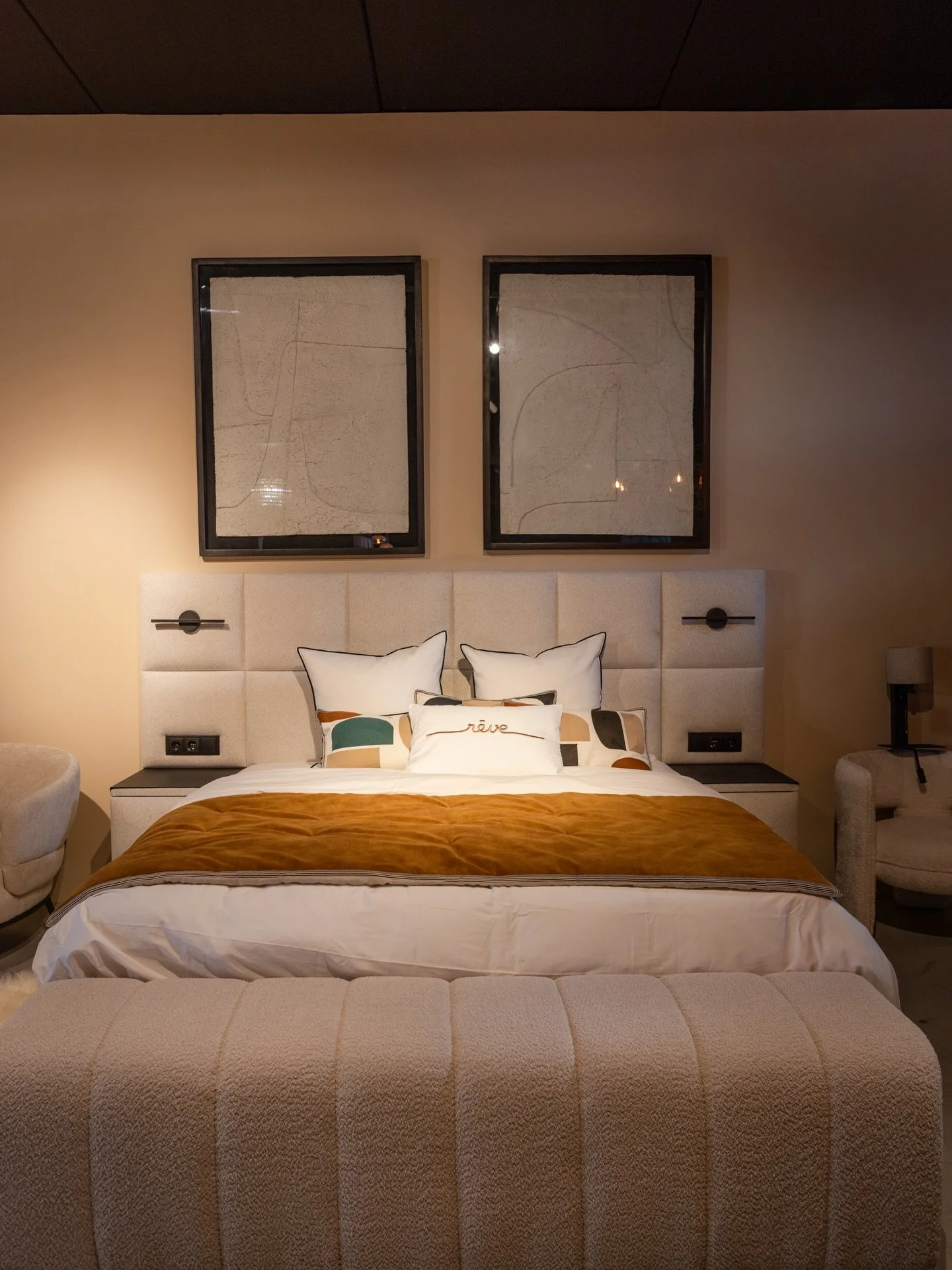 STOP AFFAIRE 
l&rsquo;ensemble lit comprenant 
Lit boxspring avec sur-matelas 180x200cm 
T&ecirc;te de lit avec 2 appliques LED int&eacute;gr&eacute;es 
4x prise &eacute;lectriques 
2x USB 
2x USB-C 
Tables de nuit 
Banquette 
3599&euro; au lieu de 5