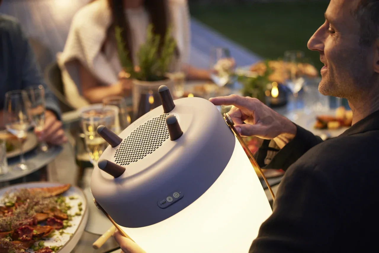 kooduu_Lite-up_Play_with_SOUND_BY_JBL_earth_1 (1).webp