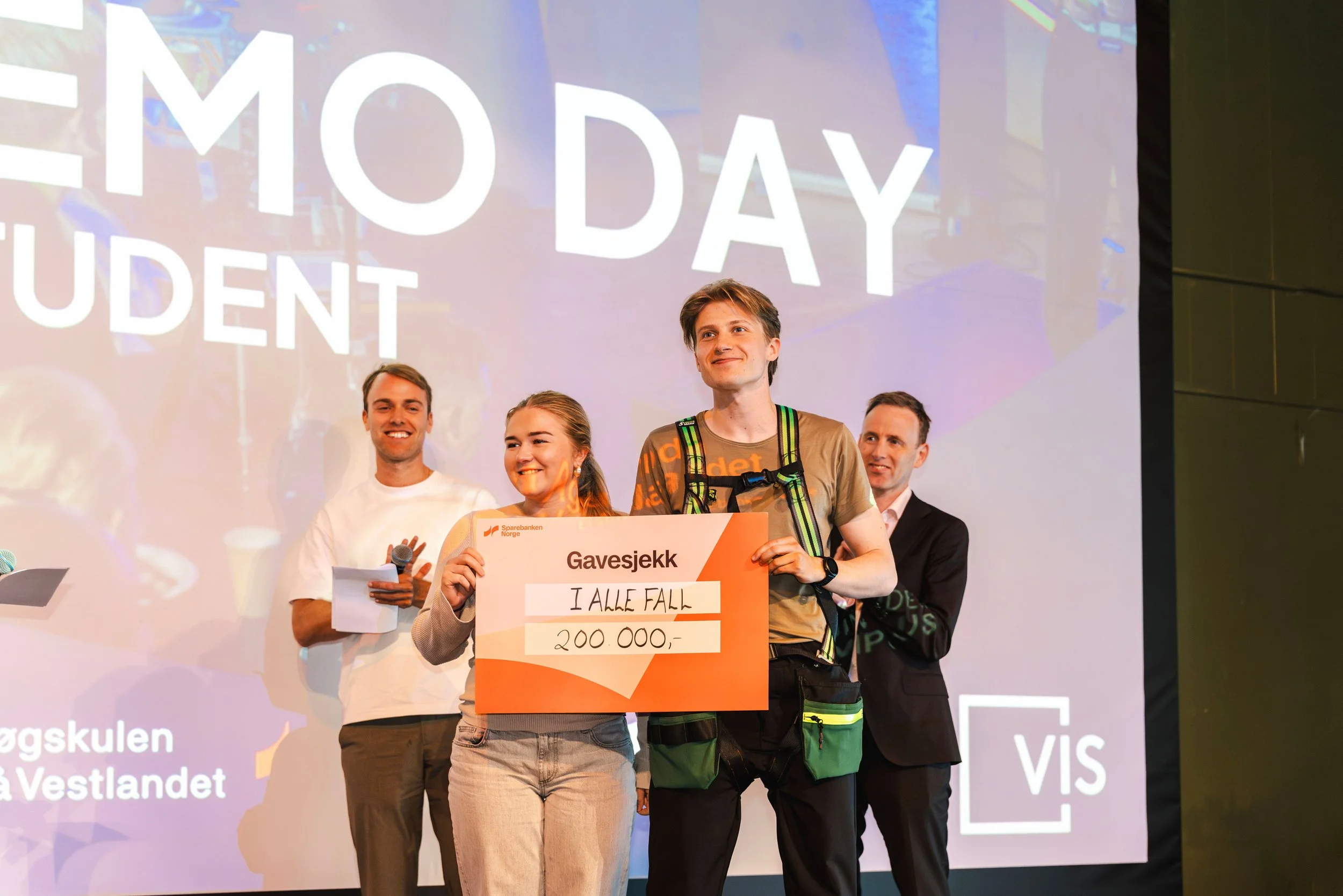 16 team pitchet for fulle hus på TILT Demo Day