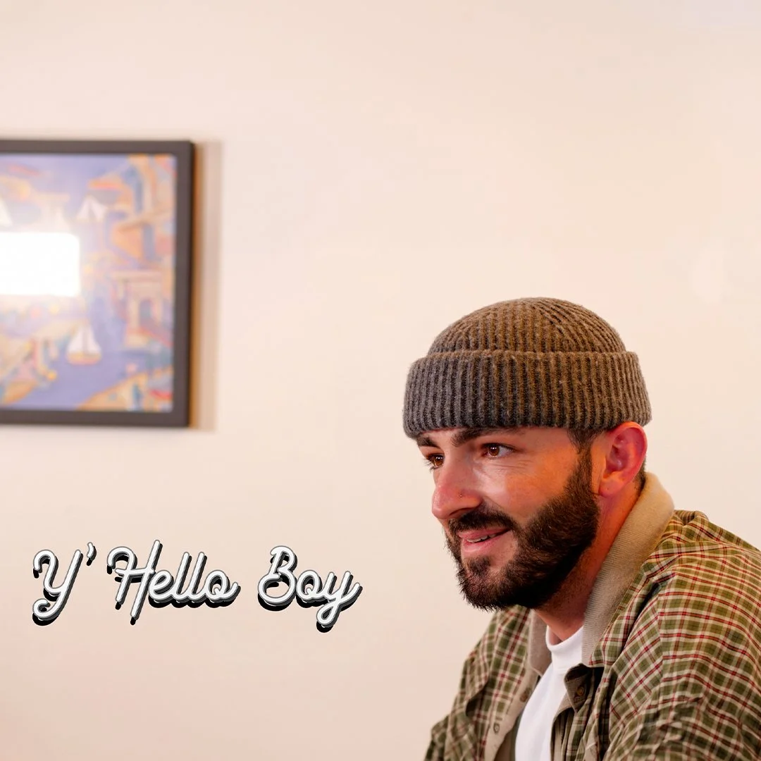 Y'Hello Boy - Reportage