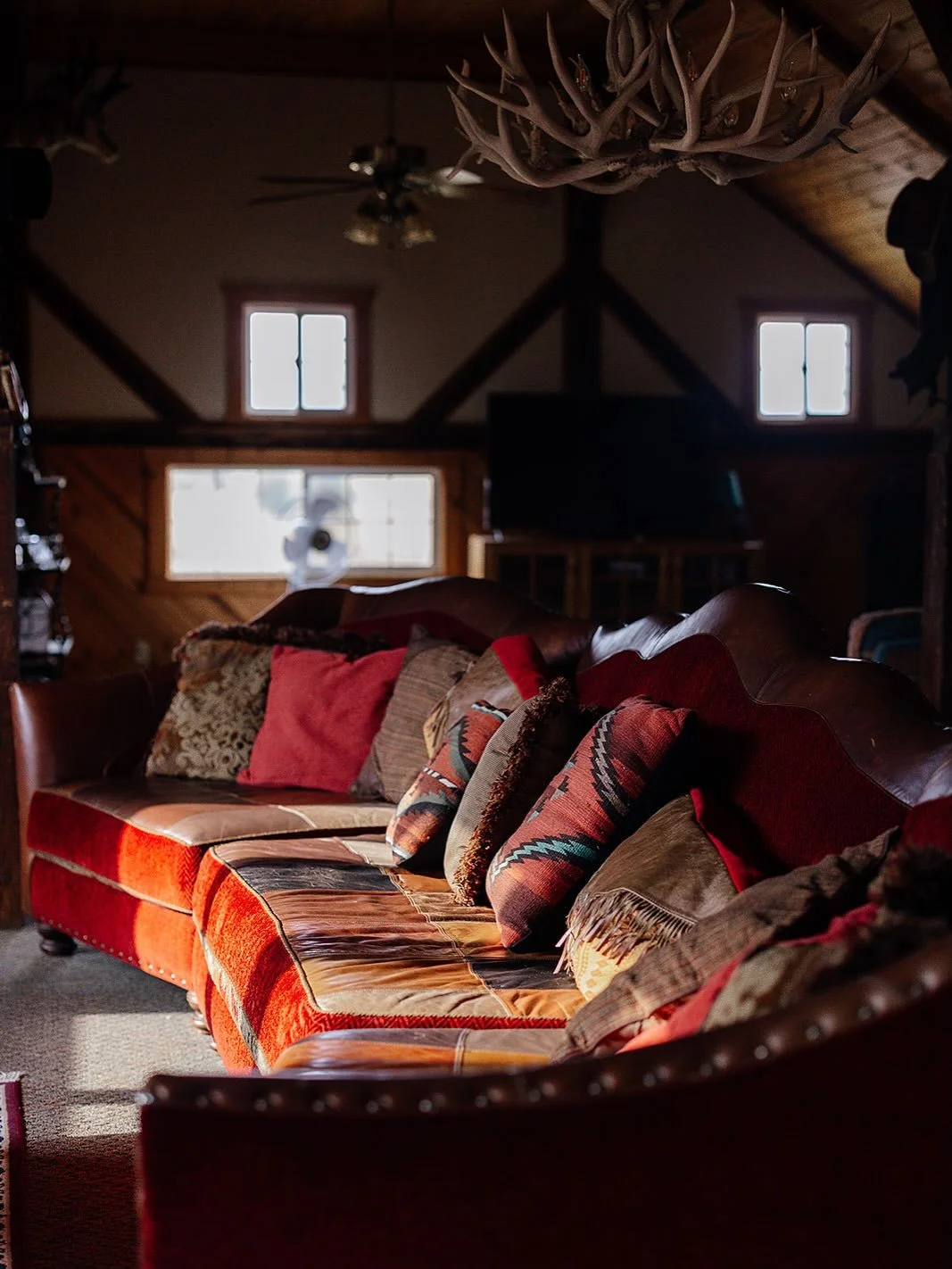 Sometimes, you end up somewhere you didn&rsquo;t plan, but that&rsquo;s nothing a late night phone call to John at Hansen Guest Ranch can&rsquo;t fix. Staying in their barn was a treat, and Swan Valley, ID, was a dream we didn&rsquo;t expect 😍

📷 @