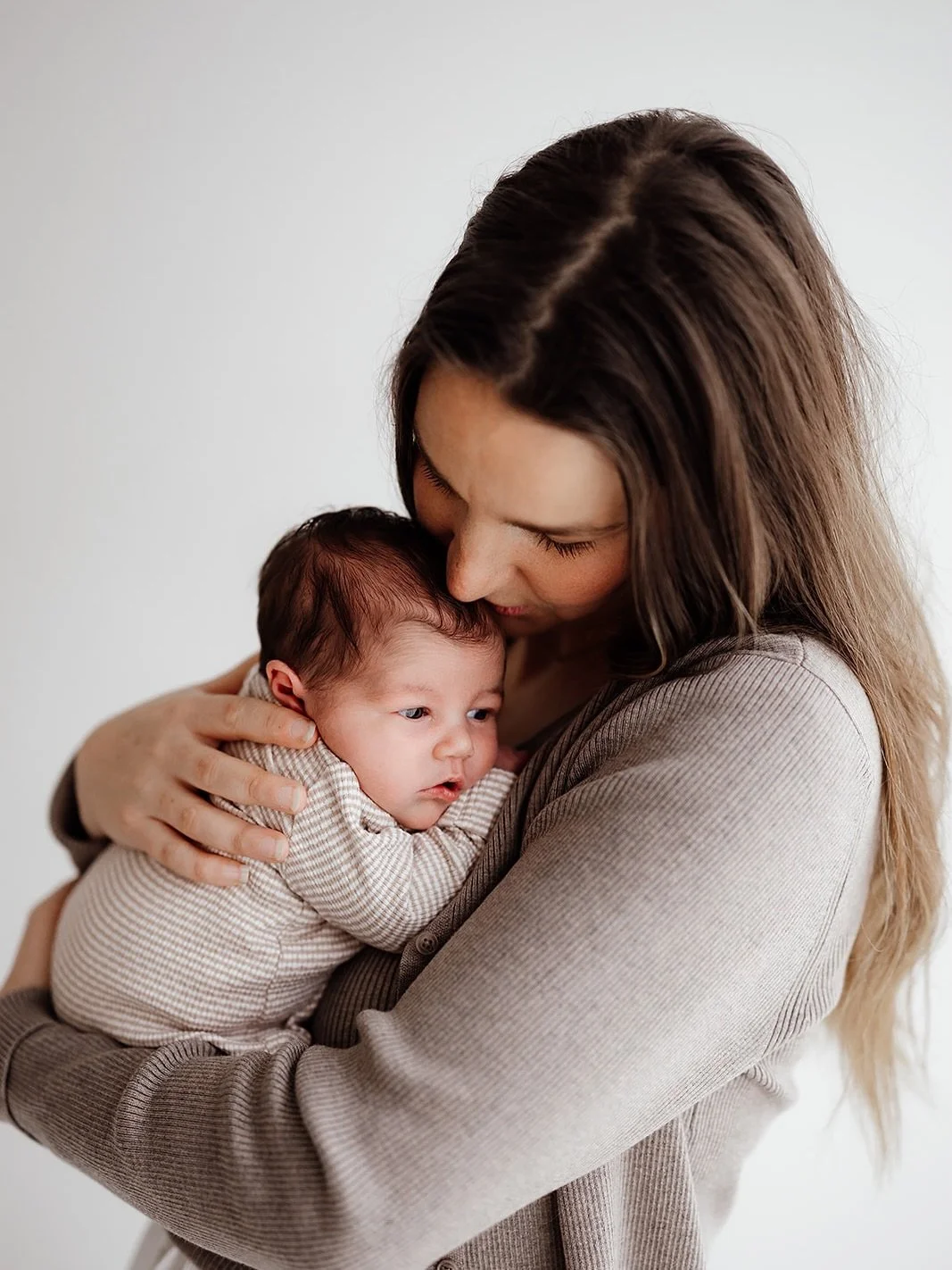 Some little ones sleep their way through their newborn session&hellip;and then there&rsquo;s this gorgeous girl.

Wide awake from start to finish, taking in every little thing. I&rsquo;m convinced she&rsquo;s already inherited her mum&rsquo;s love of